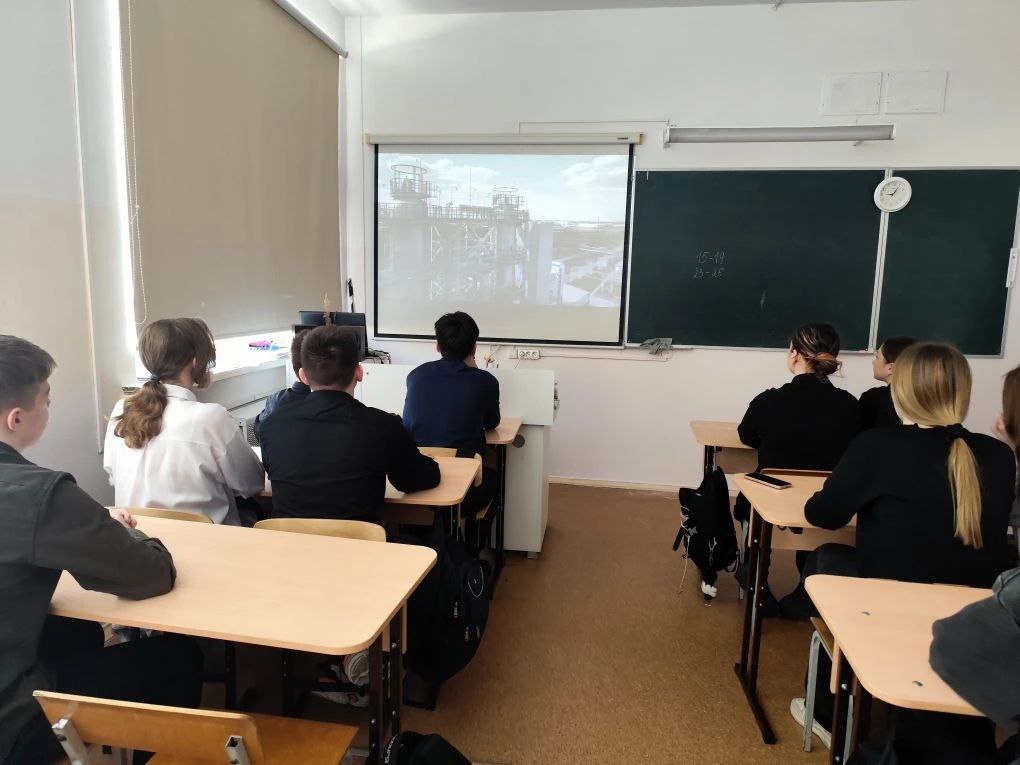 Разговоры о Важном. Наш школьный день начался с уважения к государственным символам: церемонии поднятия флага и исполнения гимна Российской Федерации Разговоры о Важном. Наш школьный день начался с уважения к государственным символам: церемонии поднятия флага и исполнения гимна Российской Федерации