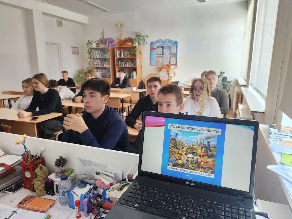 Разговоры о Важном. Наш школьный день начался с уважения к государственным символам: церемонии поднятия флага и исполнения гимна Российской Федерации