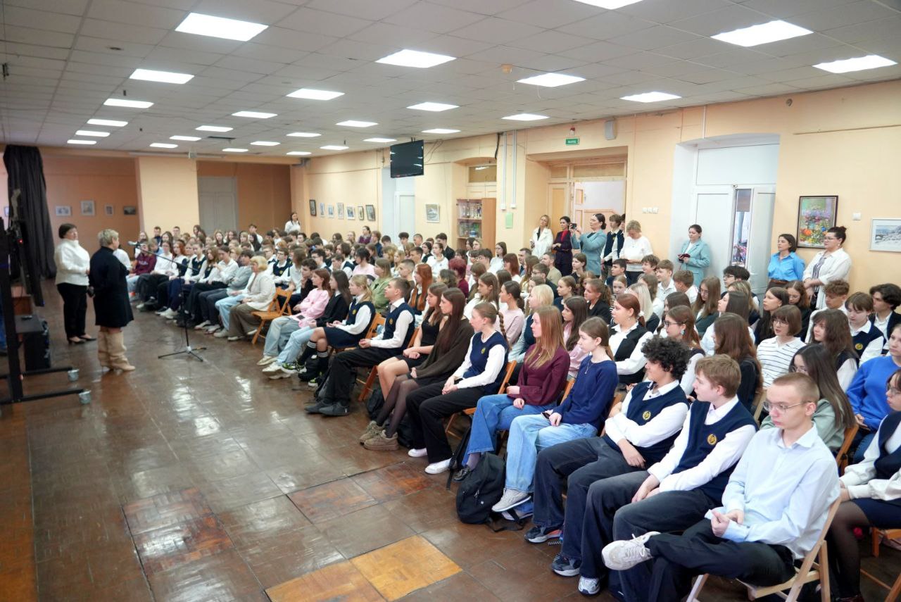 Новая учебная неделя в округе началась с важной традиции — торжественного поднятия флага России Новая учебная неделя в округе началась с важной традиции — торжественного поднятия флага России