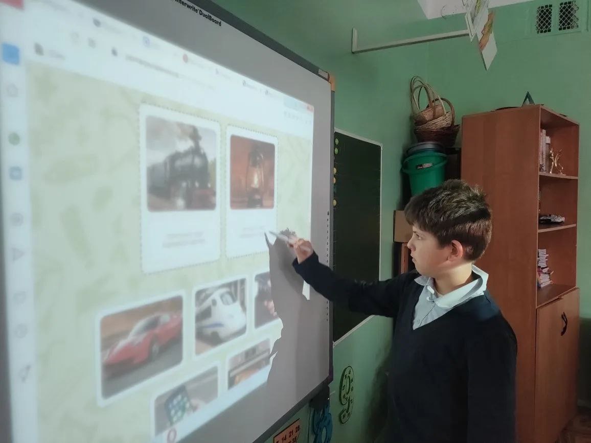 Разговоры о Важном. Наш школьный день начался с уважения к государственным символам: церемонии поднятия флага и исполнения гимна Российской Федерации Разговоры о Важном. Наш школьный день начался с уважения к государственным символам: церемонии поднятия флага и исполнения гимна Российской Федерации