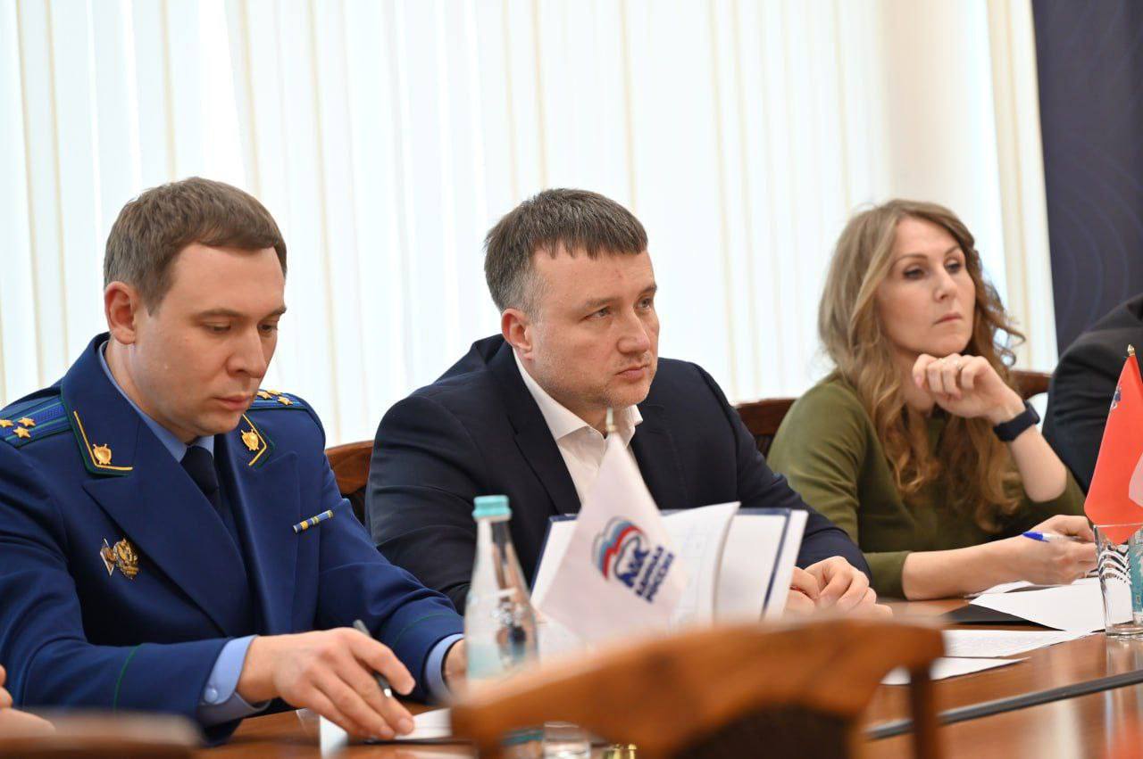 Глава муниципалитета Алексей Шимко провёл личный приём граждан как секретарь местного отделения Единой России вместе с городским прокурором Виталием Хрипуновым