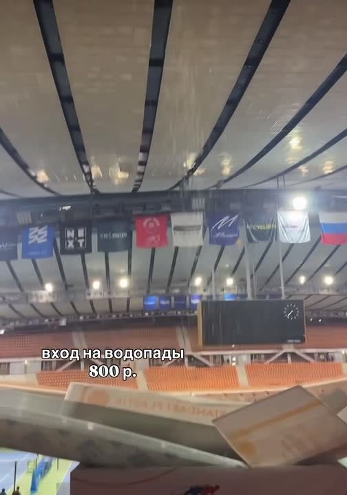 «Бали отменяется»: на столичном велотреке вода льется на голову с потолка