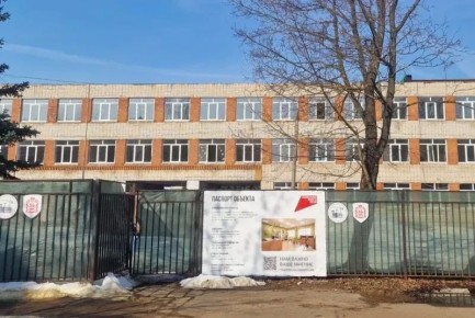 В городе Белоозёрский продолжается капитальный ремонт лицея № 23 на улице 60 лет Октября