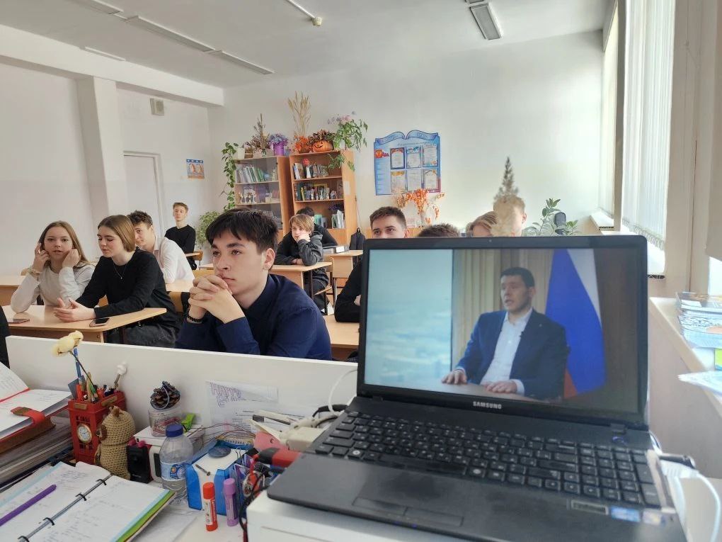 Разговоры о Важном. Наш школьный день начался с уважения к государственным символам: церемонии поднятия флага и исполнения гимна Российской Федерации Разговоры о Важном. Наш школьный день начался с уважения к государственным символам: церемонии поднятия флага и исполнения гимна Российской Федерации