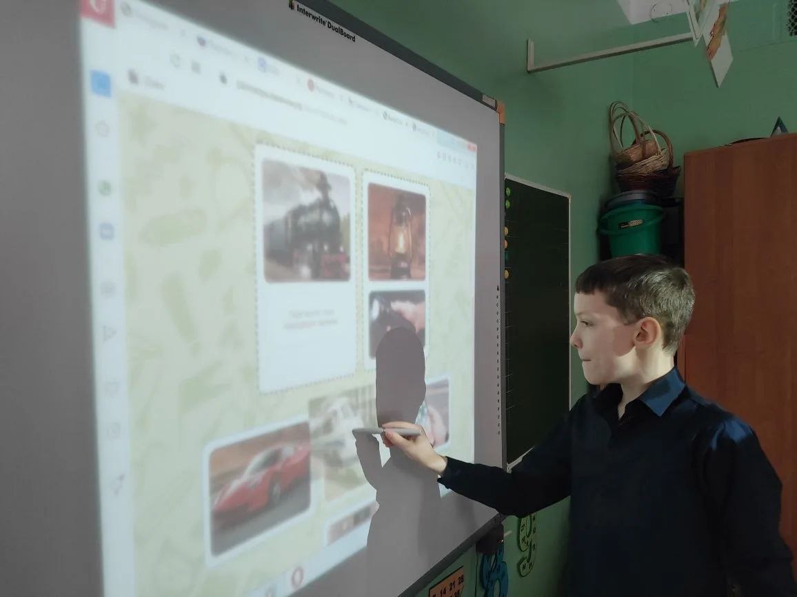 Разговоры о Важном. Наш школьный день начался с уважения к государственным символам: церемонии поднятия флага и исполнения гимна Российской Федерации Разговоры о Важном. Наш школьный день начался с уважения к государственным символам: церемонии поднятия флага и исполнения гимна Российской Федерации