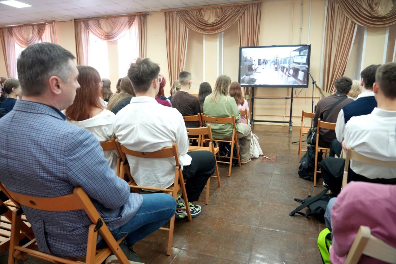 Новая учебная неделя в округе началась с важной традиции — торжественного поднятия флага России Новая учебная неделя в округе началась с важной традиции — торжественного поднятия флага России