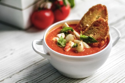 Наслаждайтесь пряным томатным супом с морепродуктами и хрустящей чиабаттой