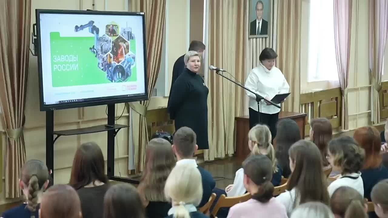 Новая учебная неделя в округе началась с важной традиции — торжественного поднятия флага России