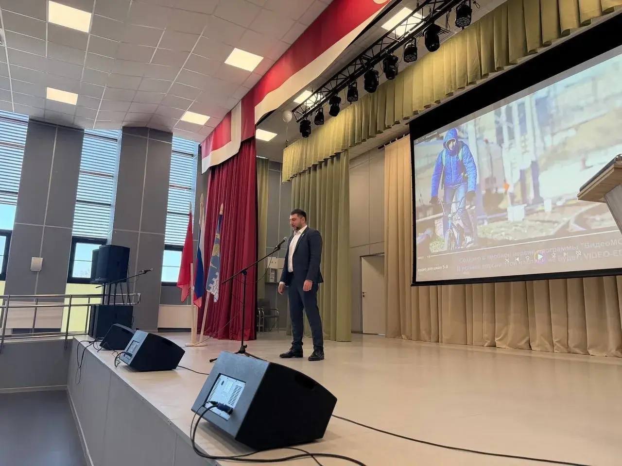 В Сергиево-Посадском физико-математическом лицее состоялась профилактическая встреча, посвященная безопасности детства В Сергиево-Посадском физико-математическом лицее состоялась профилактическая встреча, посвященная безопасности детства