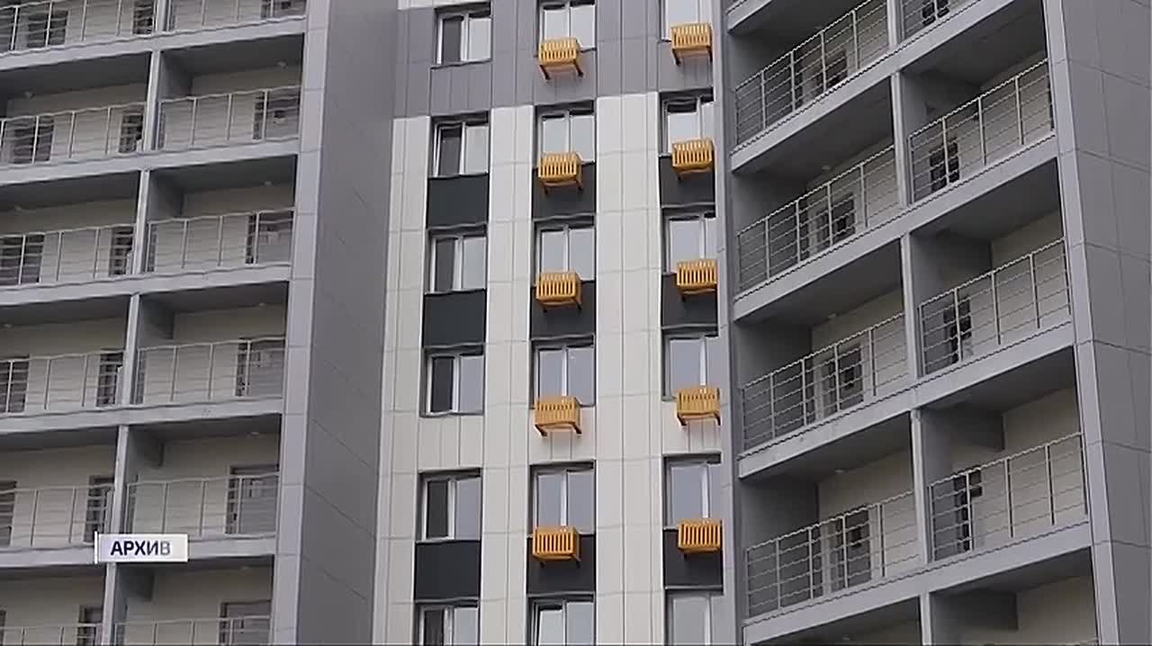 Депутаты округа Анна Дунаева и Михаил Сухарев навестили жителей, которые переехали из аварийного жилья в новый дом на Краснофлотской в Красноармейске в рамках реализации государственной программы переселения граждан...