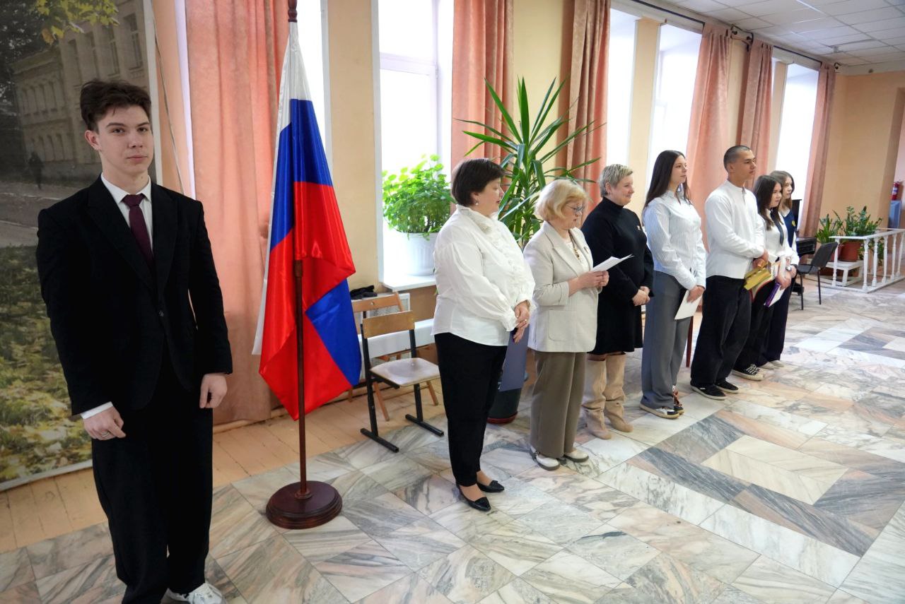 Новая учебная неделя в округе началась с важной традиции — торжественного поднятия флага России Новая учебная неделя в округе началась с важной традиции — торжественного поднятия флага России