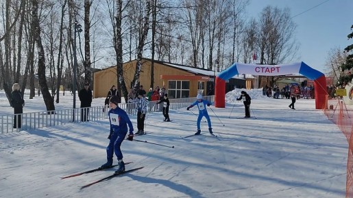 Звонкий детский смех, скрип лыж по насту, команды судей на старте и поддержка зрителей — так в парке 50-летия Октября прошел спортивный праздник «Коломенская лыжня-2026»