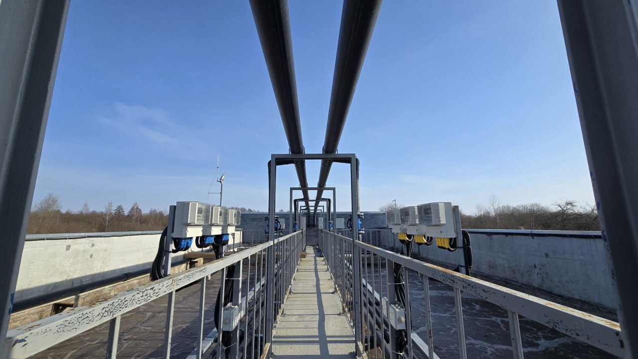 Специалисты МУП «Тепло Коломна» проверили насосные станции, очистили ливневую канализацию и вывезли снег с территории обновленных очистных сооружений в деревне Зарудня