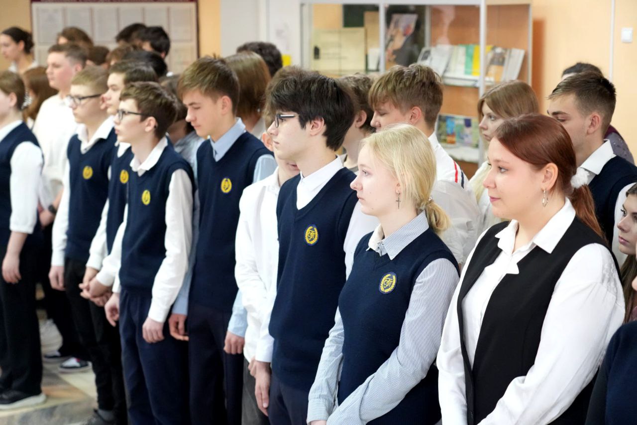 Новая учебная неделя в округе началась с важной традиции — торжественного поднятия флага России Новая учебная неделя в округе началась с важной традиции — торжественного поднятия флага России