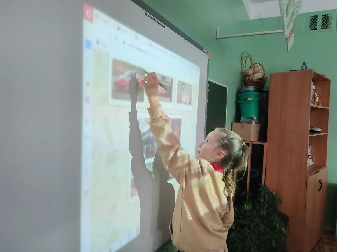 Разговоры о Важном. Наш школьный день начался с уважения к государственным символам: церемонии поднятия флага и исполнения гимна Российской Федерации Разговоры о Важном. Наш школьный день начался с уважения к государственным символам: церемонии поднятия флага и исполнения гимна Российской Федерации