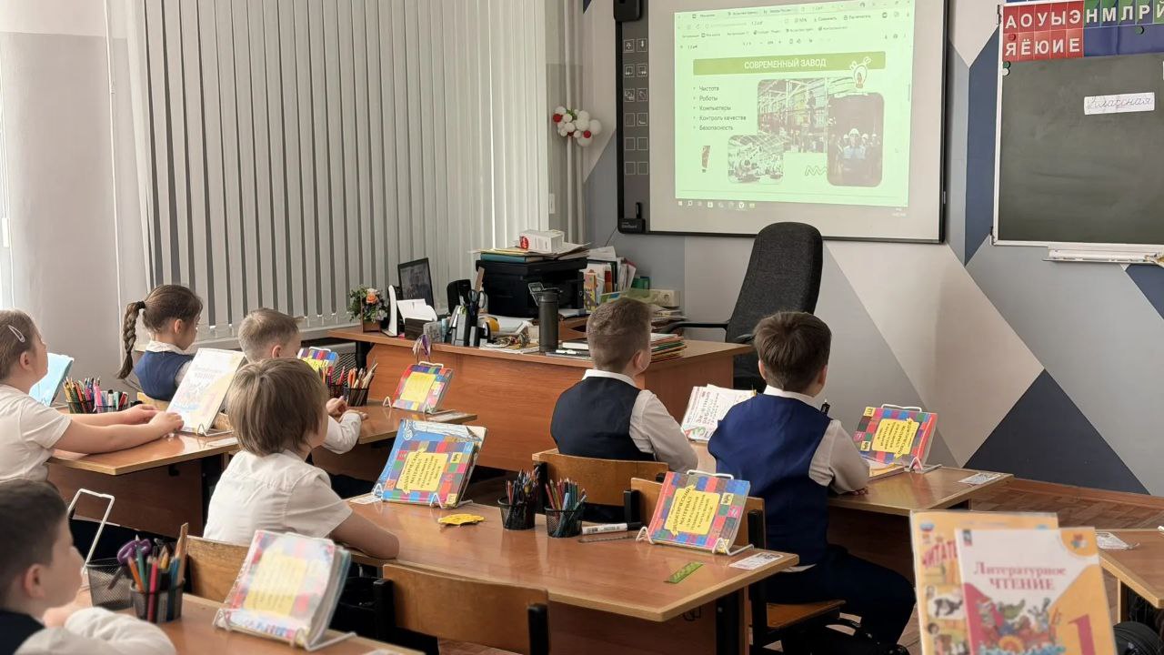 Разговоры о Важном. Наш школьный день начался с уважения к государственным символам: церемонии поднятия флага и исполнения гимна Российской Федерации Разговоры о Важном. Наш школьный день начался с уважения к государственным символам: церемонии поднятия флага и исполнения гимна Российской Федерации