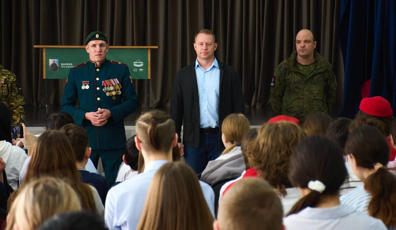 В «Образовательном центре №7» поселка Лесные Поляны состоялась встреча учеников с ветеранами специальной военной операции и руководителем Ассоциации ветеранов СВО округа Леонидом Соболевым В «Образовательном центре №7» поселка Лесные Поляны состоялась встреча учеников с ветеранами специальной военной операции и руководителем Ассоциации ветеранов СВО округа Леонидом Соболевым