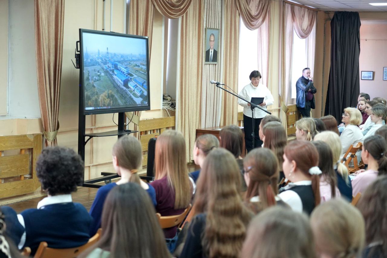 Новая учебная неделя в округе началась с важной традиции — торжественного поднятия флага России Новая учебная неделя в округе началась с важной традиции — торжественного поднятия флага России