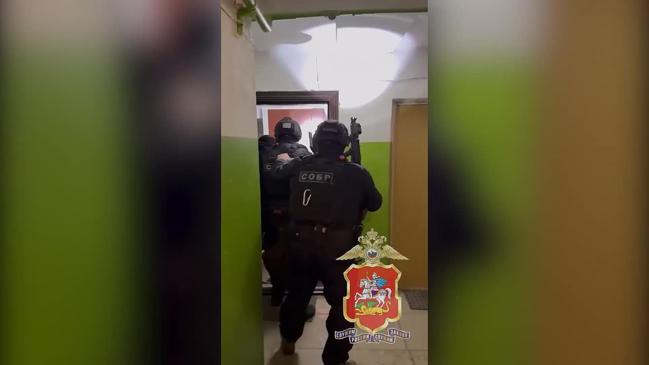 В подмосковной Электростали за вымогательство денег задержаны двое молодых людей и 17-летняя девушка