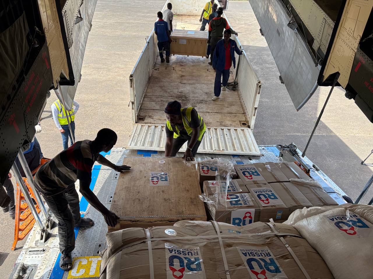 По специальному указанию Президента Российской Федерации В.В.Путина Правительство России приняло решение об оказании срочной гуманитарной помощи населению Мозамбика, пострадавшему в результате продолжающихся уже длительное... По специальному указанию Президента Российской Федерации В.В.Путина Правительство России приняло решение об оказании срочной гуманитарной помощи населению Мозамбика, пострадавшему в результате продолжающихся уже длительное...