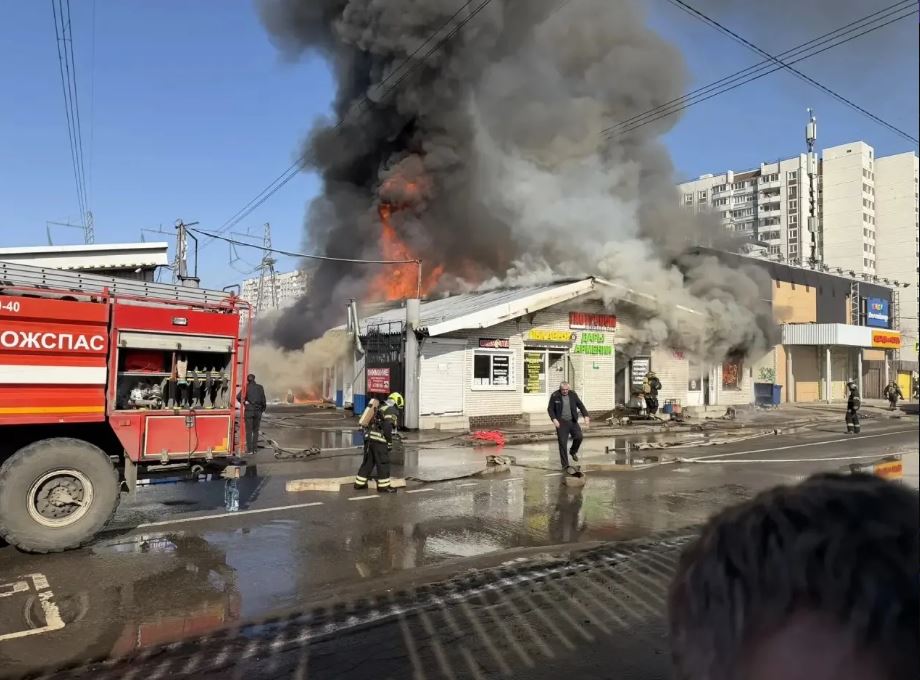В Андреевке городского округа Солнечногорск продолжается ликвидация пожара на территории строительного рынка В Андреевке городского округа Солнечногорск продолжается ликвидация пожара на территории строительного рынка