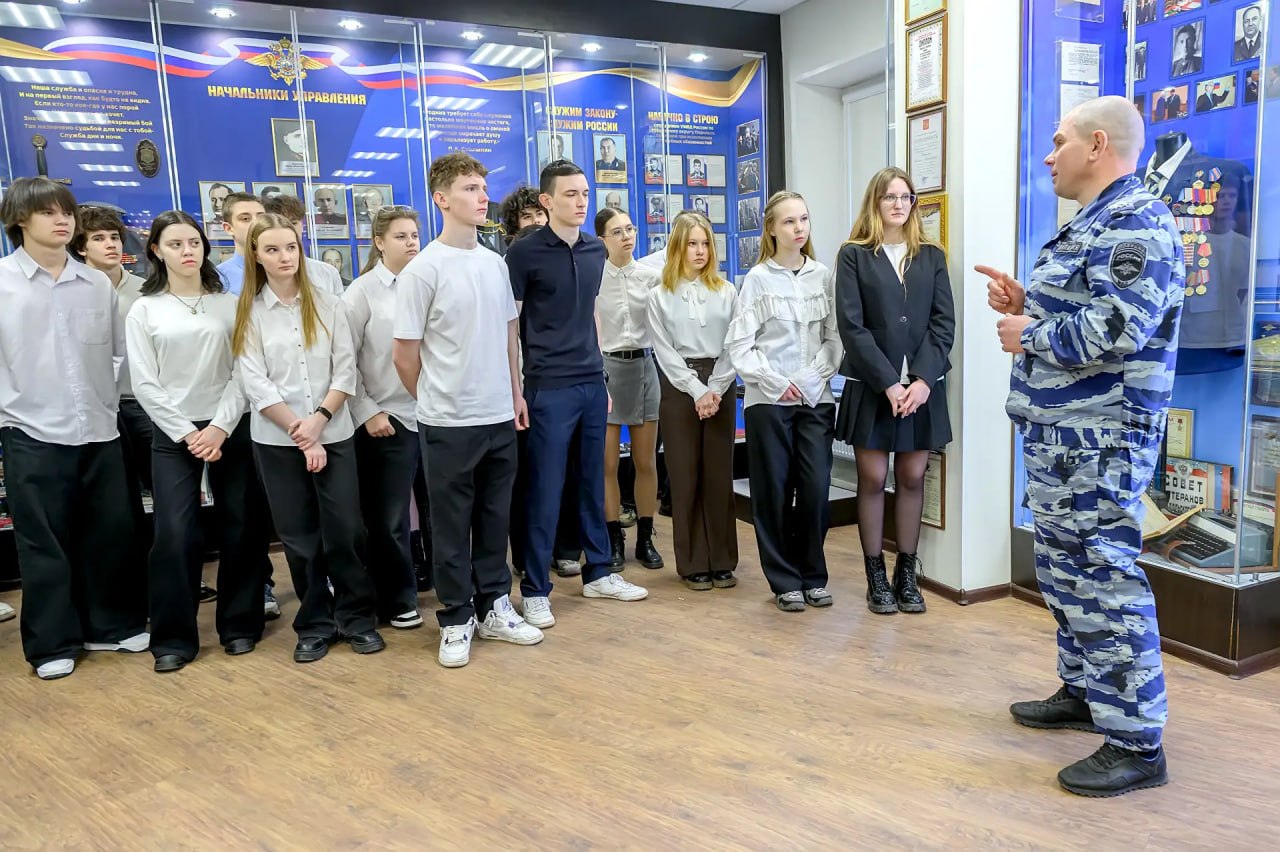 На профориентационной экскурсии в музее истории полиции лицеисты познакомились с работой сотрудников УМВД На профориентационной экскурсии в музее истории полиции лицеисты познакомились с работой сотрудников УМВД