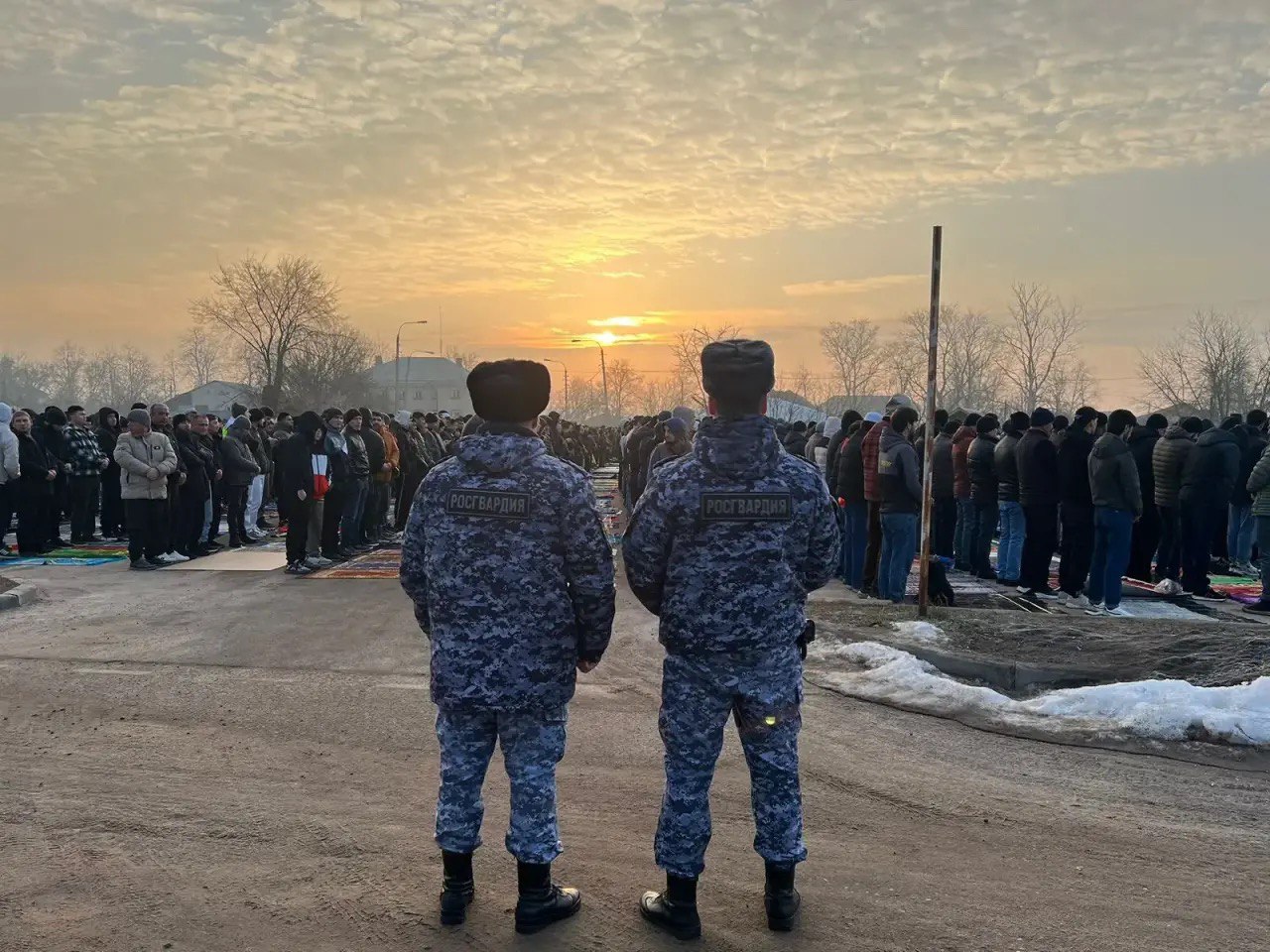 Росгвардейцы обеспечили безопасность во время проведения мусульманского праздника Ураза-Байрам в Подмосковье Росгвардейцы обеспечили безопасность во время проведения мусульманского праздника Ураза-Байрам в Подмосковье