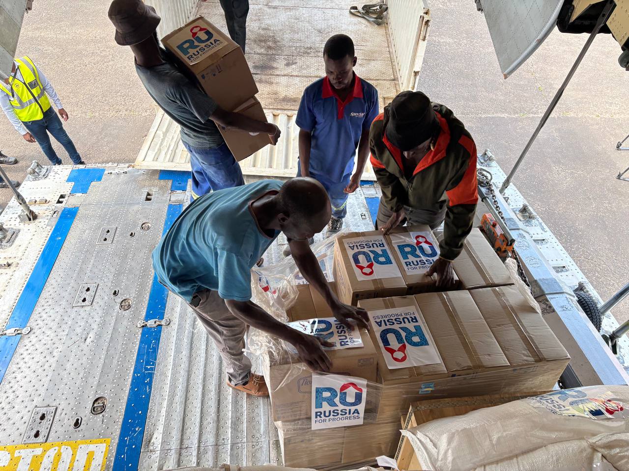 По специальному указанию Президента Российской Федерации В.В.Путина Правительство России приняло решение об оказании срочной гуманитарной помощи населению Мозамбика, пострадавшему в результате продолжающихся уже длительное... По специальному указанию Президента Российской Федерации В.В.Путина Правительство России приняло решение об оказании срочной гуманитарной помощи населению Мозамбика, пострадавшему в результате продолжающихся уже длительное...