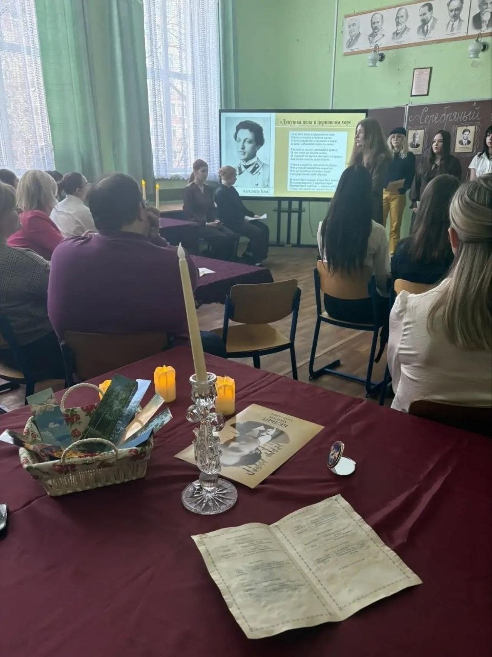 В преддверии всемирного Дня поэзии, в Ногинском филиале Университета просвещения прошло открытие поэтического арт-кафе, посвященного искусству Серебряного века «Эпоха надрыва и очарования» В преддверии всемирного Дня поэзии, в Ногинском филиале Университета просвещения прошло открытие поэтического арт-кафе, посвященного искусству Серебряного века «Эпоха надрыва и очарования»