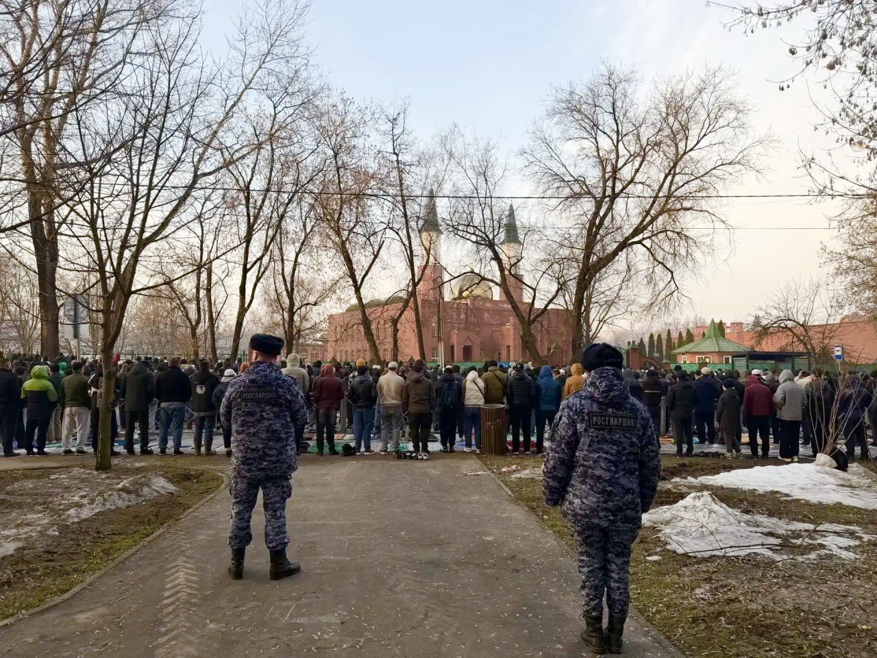 Росгвардейцы обеспечили безопасность во время проведения мусульманского праздника Ураза-Байрам в Подмосковье Росгвардейцы обеспечили безопасность во время проведения мусульманского праздника Ураза-Байрам в Подмосковье