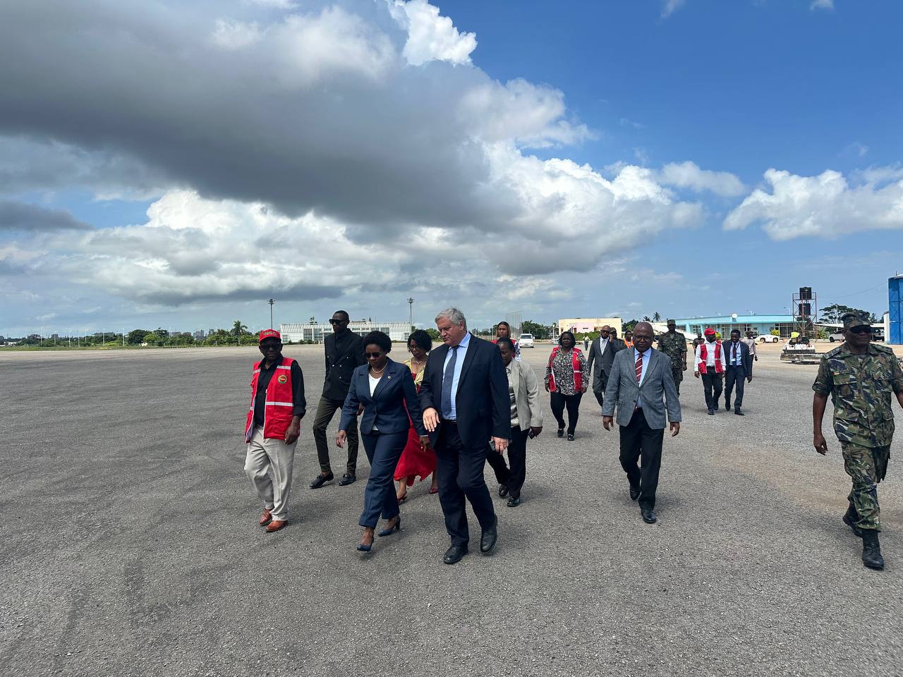 По специальному указанию Президента Российской Федерации В.В.Путина Правительство России приняло решение об оказании срочной гуманитарной помощи населению Мозамбика, пострадавшему в результате продолжающихся уже длительное... По специальному указанию Президента Российской Федерации В.В.Путина Правительство России приняло решение об оказании срочной гуманитарной помощи населению Мозамбика, пострадавшему в результате продолжающихся уже длительное...