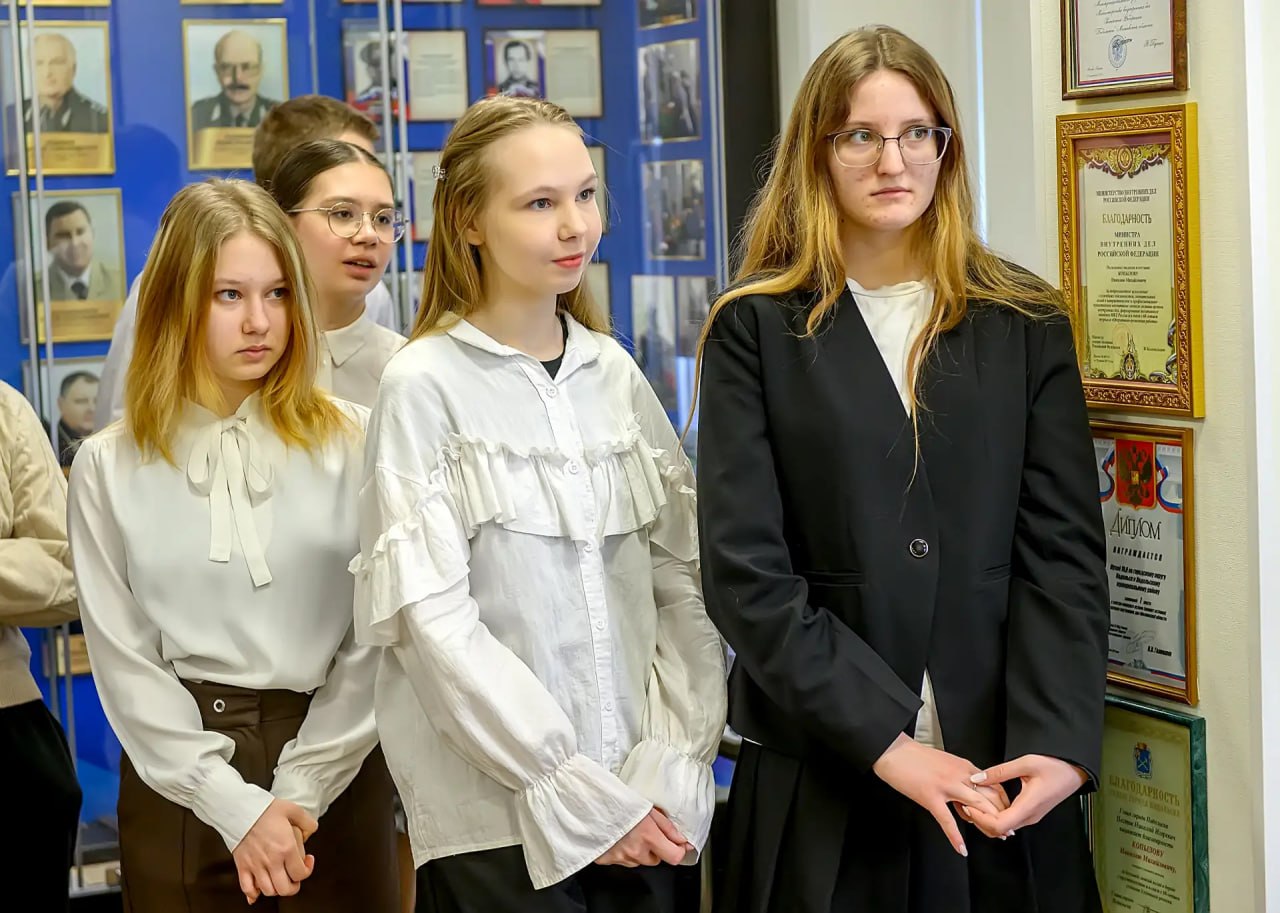 На профориентационной экскурсии в музее истории полиции лицеисты познакомились с работой сотрудников УМВД На профориентационной экскурсии в музее истории полиции лицеисты познакомились с работой сотрудников УМВД