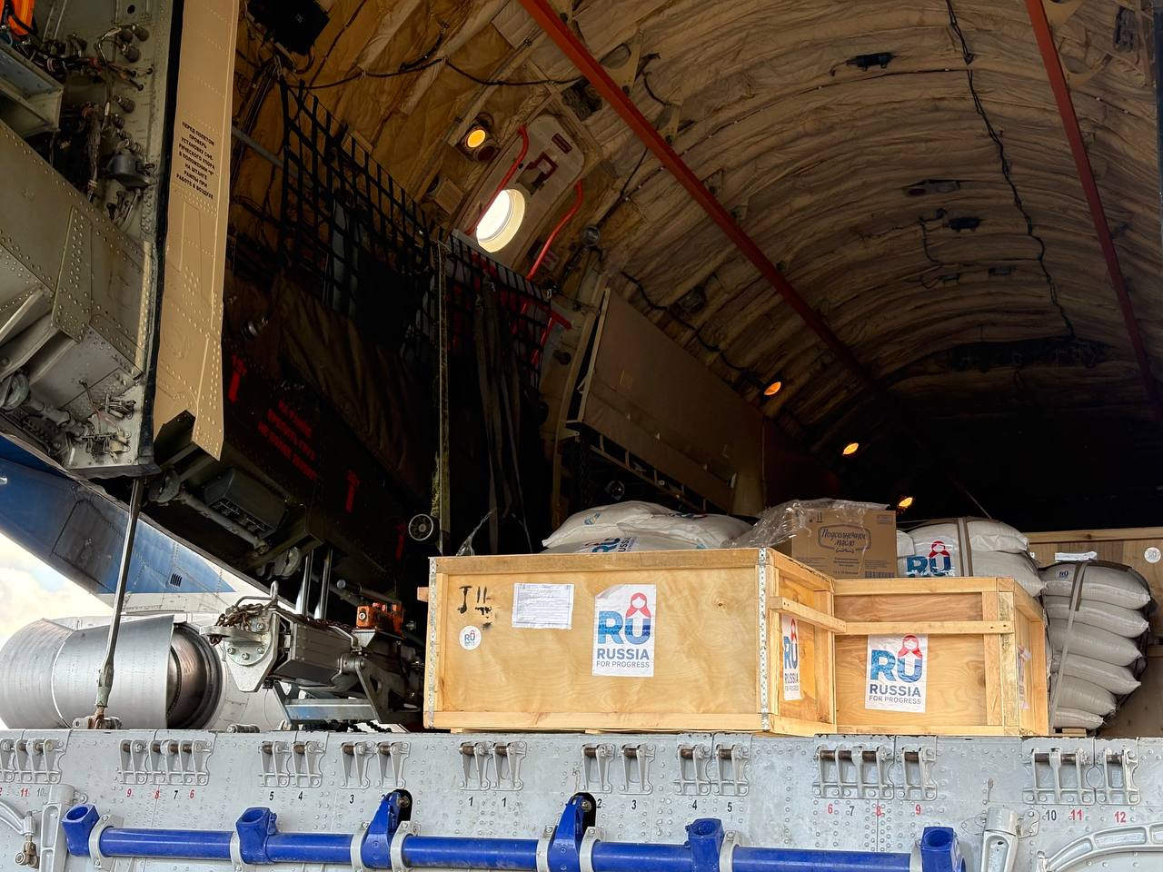 По специальному указанию Президента Российской Федерации В.В.Путина Правительство России приняло решение об оказании срочной гуманитарной помощи населению Мозамбика, пострадавшему в результате продолжающихся уже длительное... По специальному указанию Президента Российской Федерации В.В.Путина Правительство России приняло решение об оказании срочной гуманитарной помощи населению Мозамбика, пострадавшему в результате продолжающихся уже длительное...