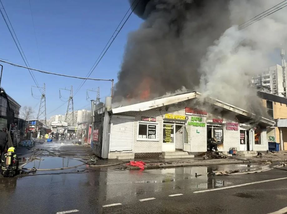 В Андреевке городского округа Солнечногорск продолжается ликвидация пожара на территории строительного рынка В Андреевке городского округа Солнечногорск продолжается ликвидация пожара на территории строительного рынка