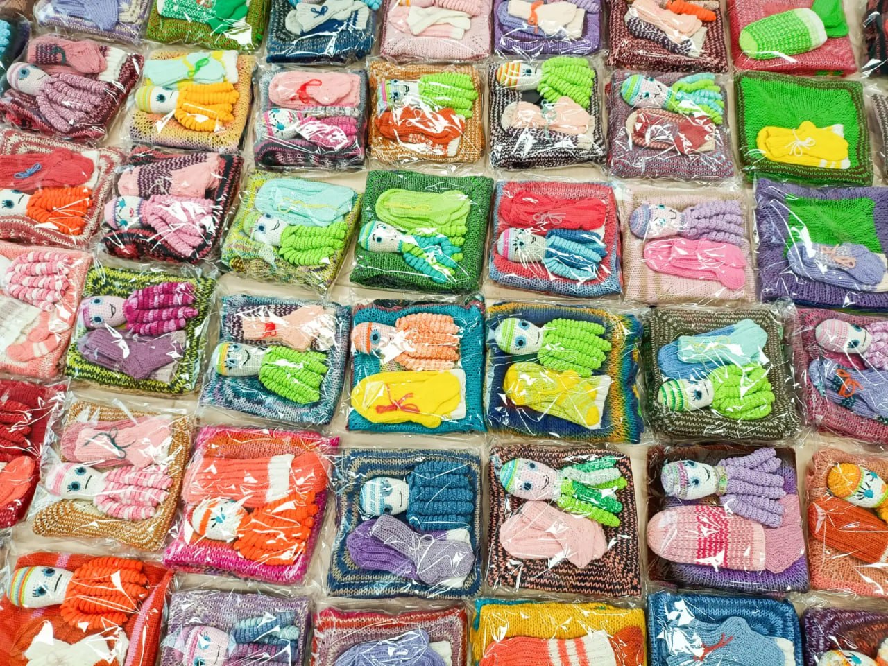 «Пчелки» дарят тепло: участницы студии вязания передают комплекты для недоношенных малышей «Пчелки» дарят тепло: участницы студии вязания передают комплекты для недоношенных малышей