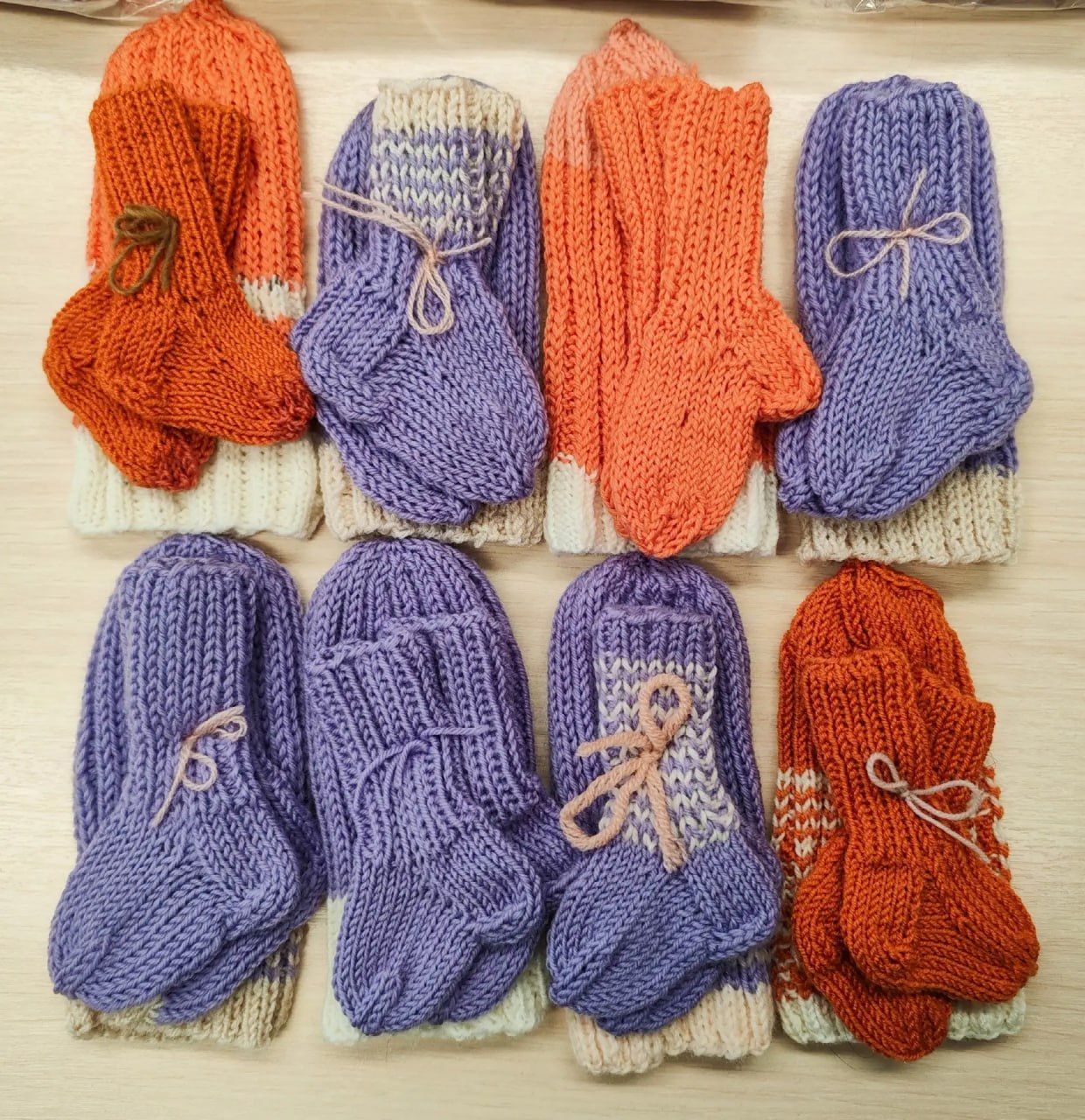 «Пчелки» дарят тепло: участницы студии вязания передают комплекты для недоношенных малышей «Пчелки» дарят тепло: участницы студии вязания передают комплекты для недоношенных малышей