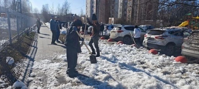 #ПрямоСейчас в Нахабино на улице Молодёжной проходит субботник