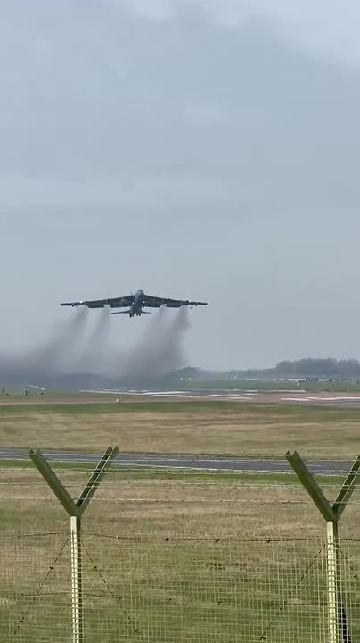 Стратегические бомбардировщики ВВС США B-52H были замечены вчера при взлёте с авиабазы Королевских ВВС Фэйрфорд для нанесения ударов по Ирану ракетами класса "воздух-земля" AGM-158 JASSM