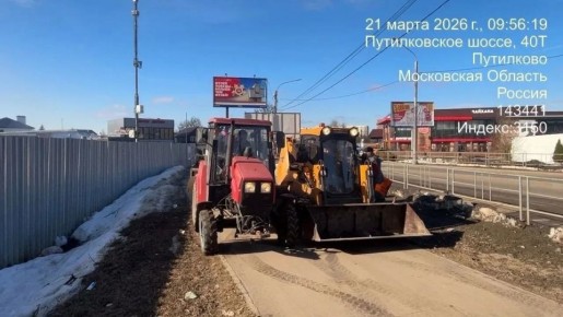 #ПрямоСейчас субботник проходит в Путилково: городские службы и представители администрации наводят порядок - убирают мусор, очищают газоны и подметают пешеходные зоны