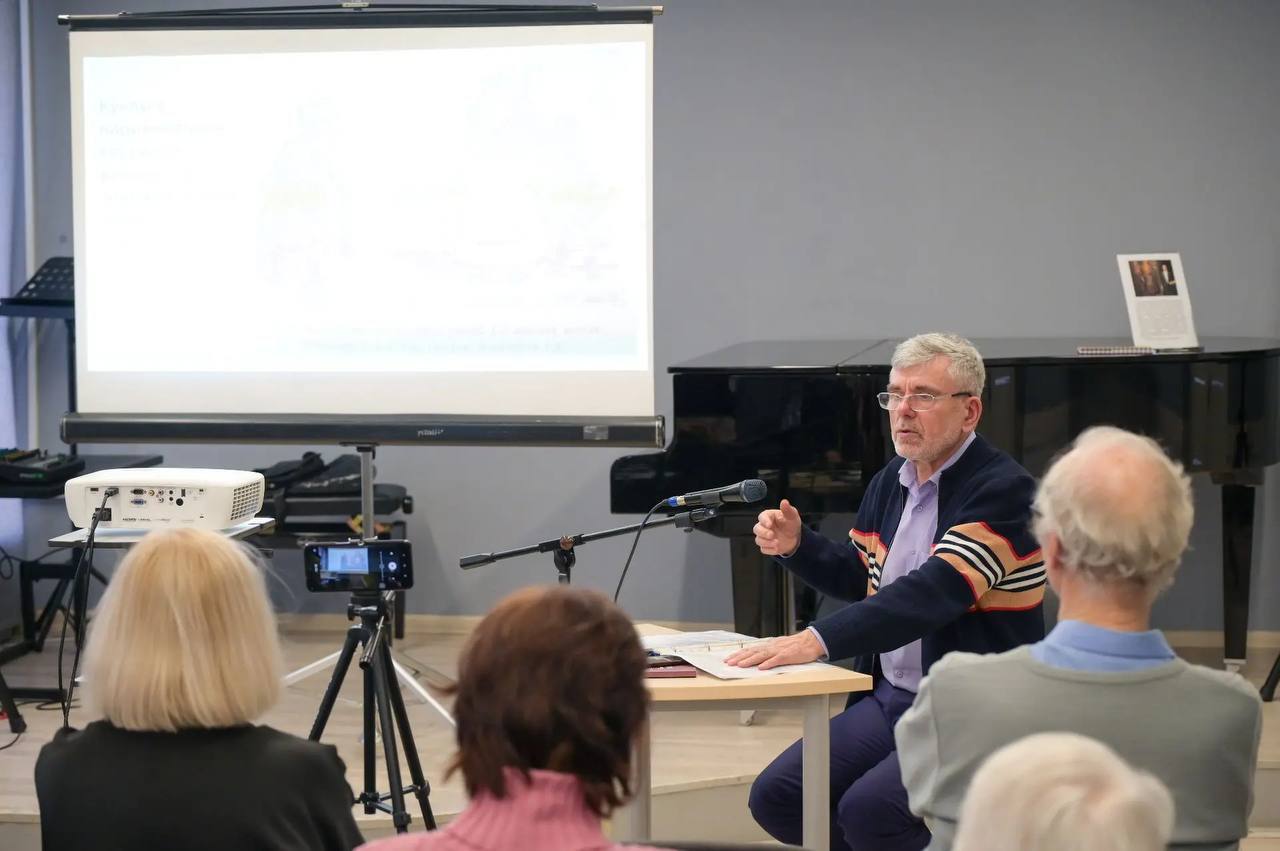 В краеведческом отделе библиотеки имени А. Горловского появилась редкая книга «Игрушки и художественные изделия» под авторством Владимира Боруцкого В краеведческом отделе библиотеки имени А. Горловского появилась редкая книга «Игрушки и художественные изделия» под авторством Владимира Боруцкого