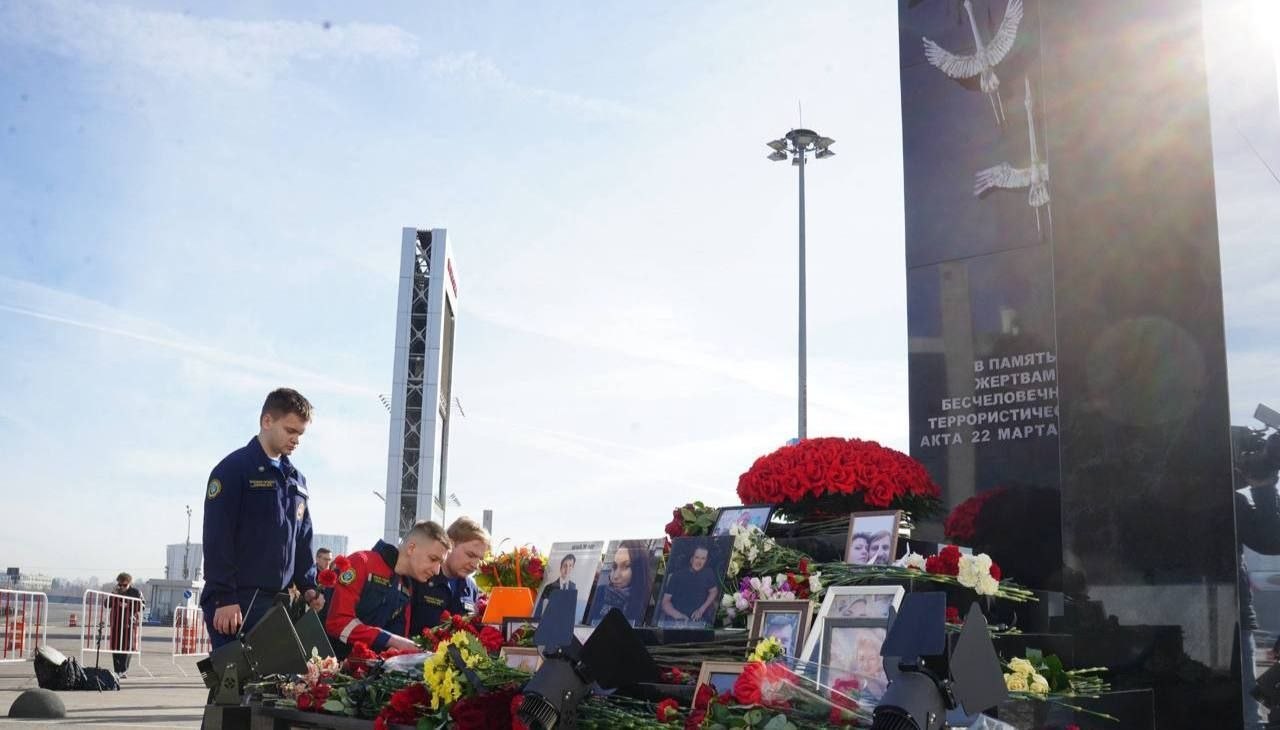 Вторая годовщина теракта в «Крокусе»: люди несут цветы к мемориалу