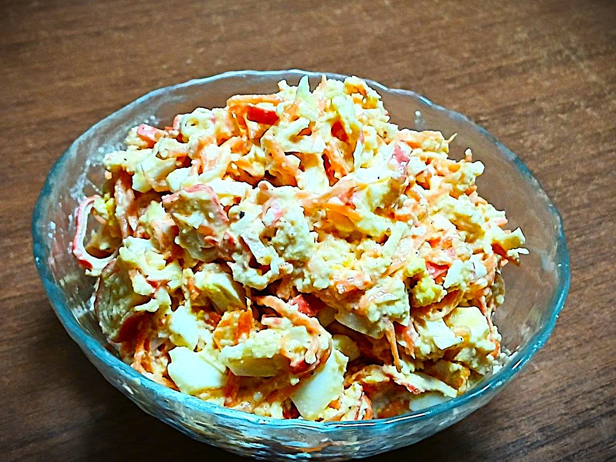 Свежий салат с крабовыми палочками и корейской морковью – быстро и вкусно