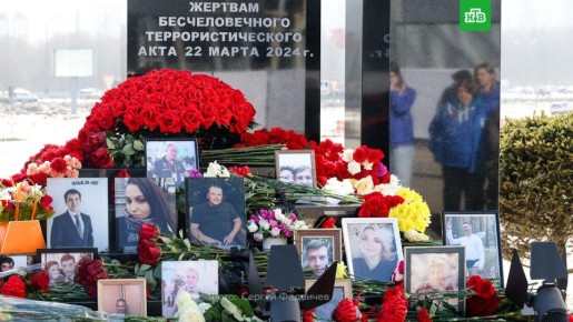 Люди несут цветы и игрушки к мемориалу в память о жертвах теракта в подмосковном «Крокус Сити Холле»