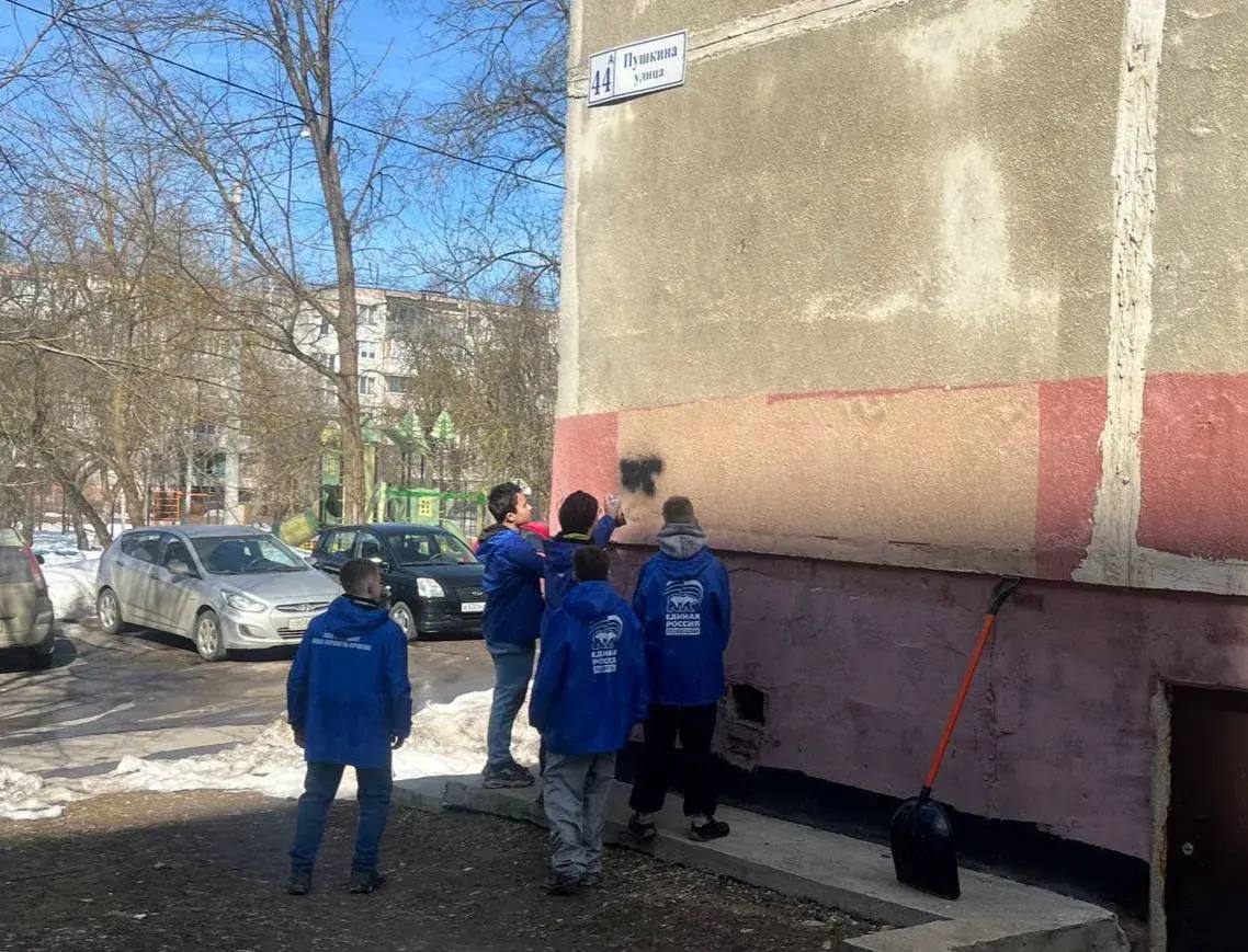 Активисты «Молодой гвардии» провели мероприятие по ликвидации надписей, рекламирующих интернет-магазины по сбыту запрещённых веществ Активисты «Молодой гвардии» провели мероприятие по ликвидации надписей, рекламирующих интернет-магазины по сбыту запрещённых веществ