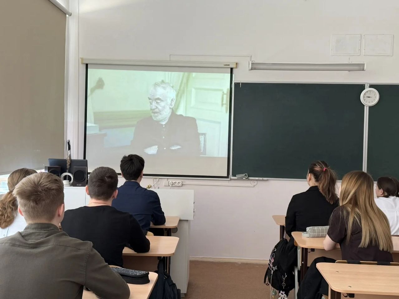 РАЗГОВОРЫ О ВАЖНОМ. Сегодняшнее утро в нашей школе началось с торжественного поднятия флага Российской Федерации и исполнения гимна РАЗГОВОРЫ О ВАЖНОМ. Сегодняшнее утро в нашей школе началось с торжественного поднятия флага Российской Федерации и исполнения гимна