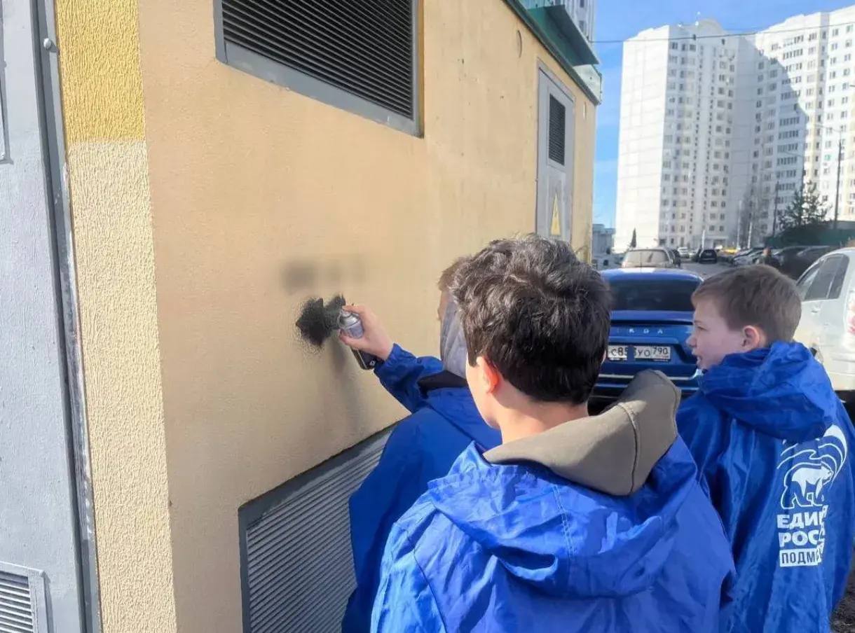 Активисты «Молодой гвардии» провели мероприятие по ликвидации надписей, рекламирующих интернет-магазины по сбыту запрещённых веществ Активисты «Молодой гвардии» провели мероприятие по ликвидации надписей, рекламирующих интернет-магазины по сбыту запрещённых веществ