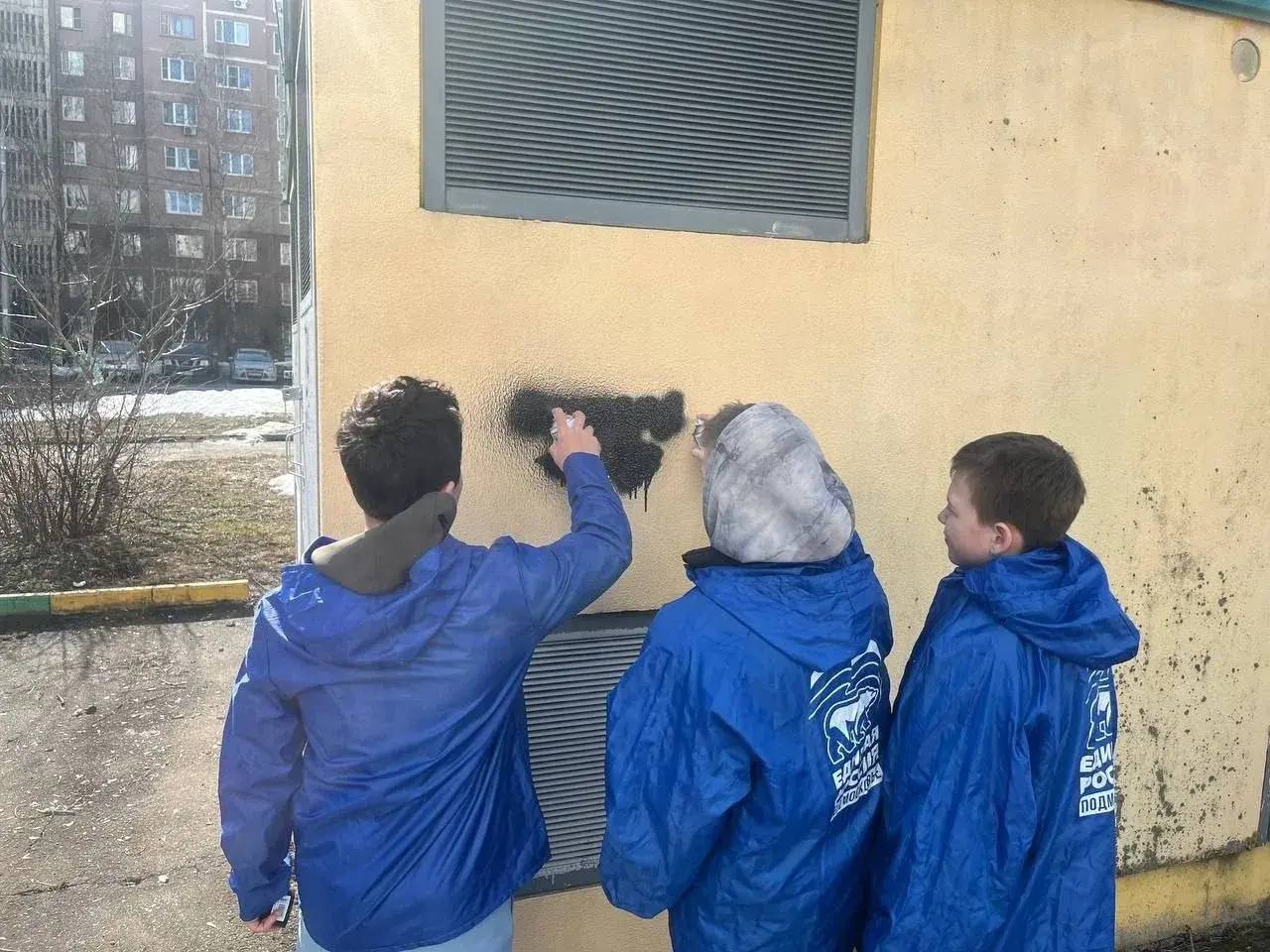 Активисты «Молодой гвардии» провели мероприятие по ликвидации надписей, рекламирующих интернет-магазины по сбыту запрещённых веществ