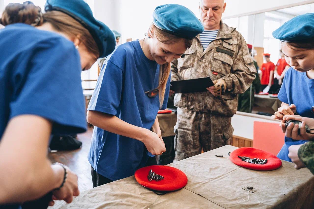 В центре «Романтик» прошли межмуниципальные соревнования «Девушки в погонах»
