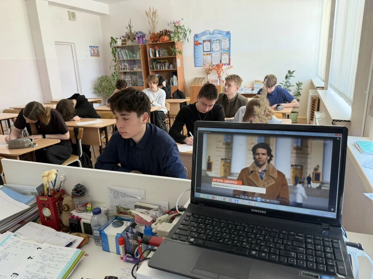 РАЗГОВОРЫ О ВАЖНОМ. Сегодняшнее утро в нашей школе началось с торжественного поднятия флага Российской Федерации и исполнения гимна РАЗГОВОРЫ О ВАЖНОМ. Сегодняшнее утро в нашей школе началось с торжественного поднятия флага Российской Федерации и исполнения гимна