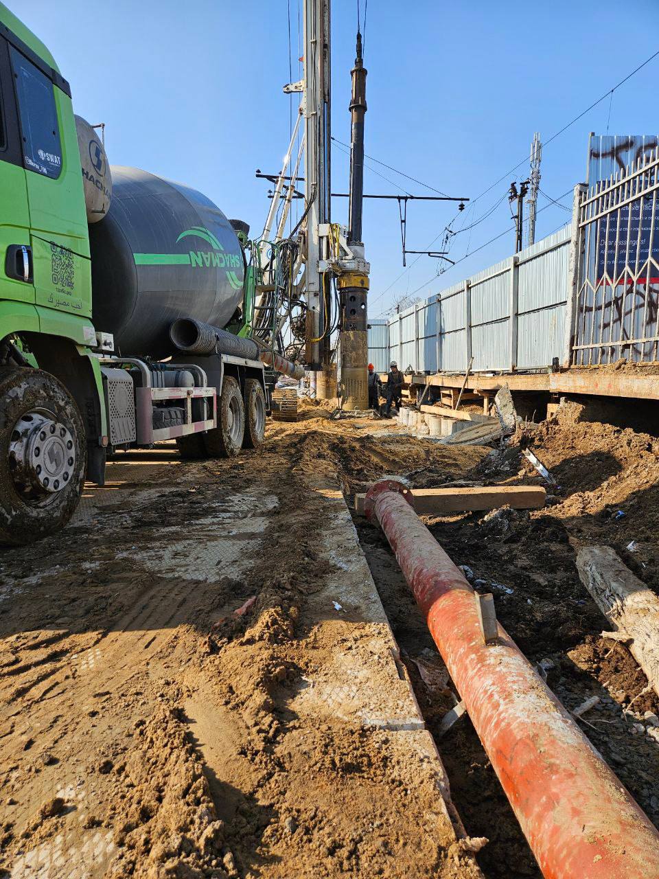 На стройплощадке надземного пешеходного перехода у ст. Подлипки-Дачные в Королёве приступили к устройству фундаментов опор На стройплощадке надземного пешеходного перехода у ст. Подлипки-Дачные в Королёве приступили к устройству фундаментов опор